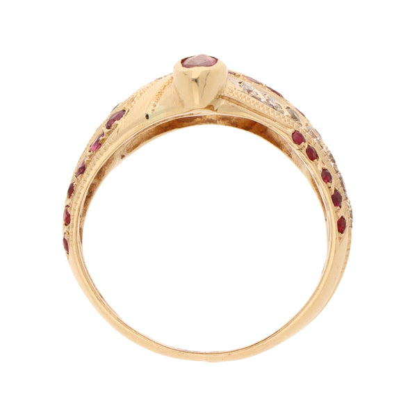 Anillo diseño especial con circonias y sintéticos en oro amarillo 14 kilates.