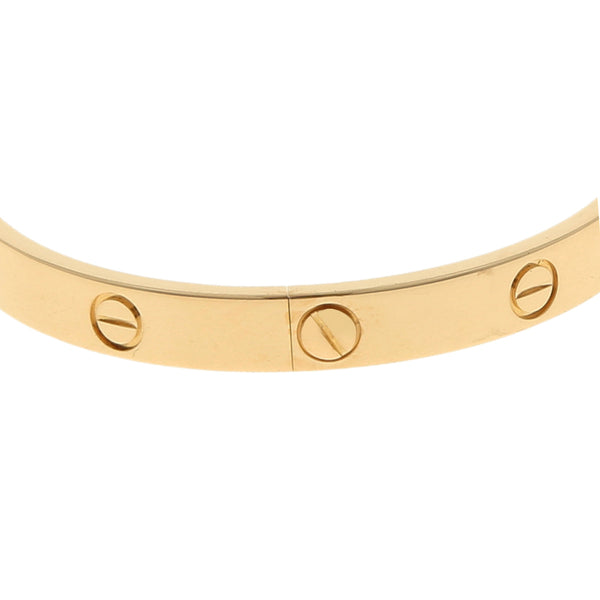 Pulsera de arillo ovalada articulada motivo tornillos simulados firma Cartier en oro amarillo 18 kilates.