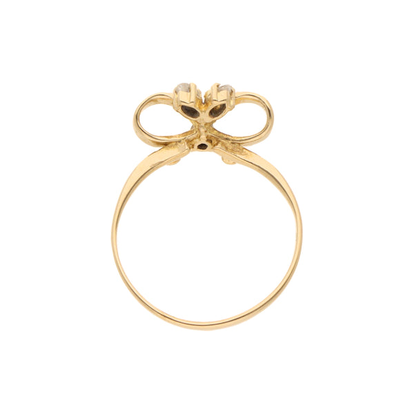 Anillo liso motivo moño con circonias en oro amarillo 14 kilates.