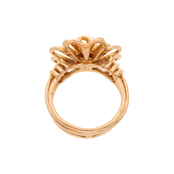 Anillo calado con perla motivo floral en oro amarillo 18 kilates.