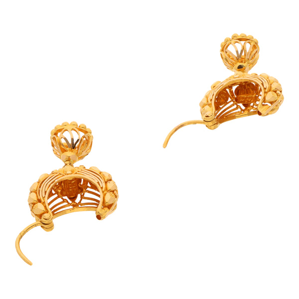 Aretes calado con colgantes en oro amarillo 21 kilates.