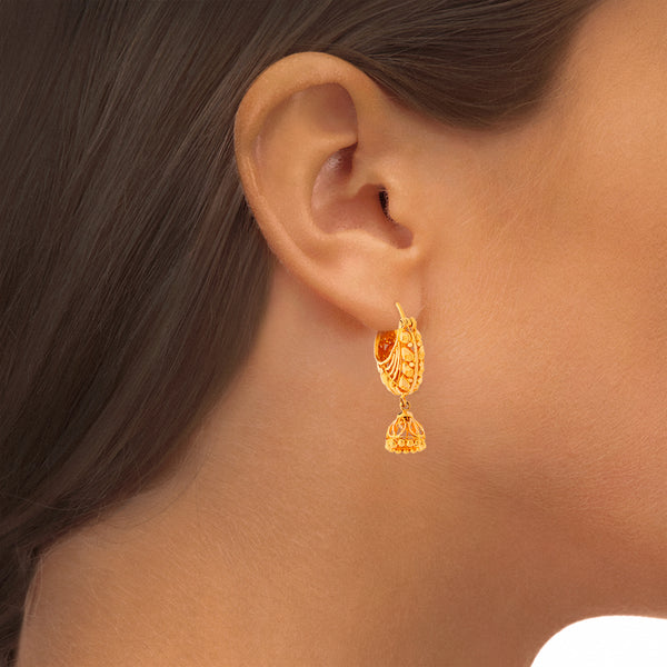 Aretes calado con colgantes en oro amarillo 21 kilates.