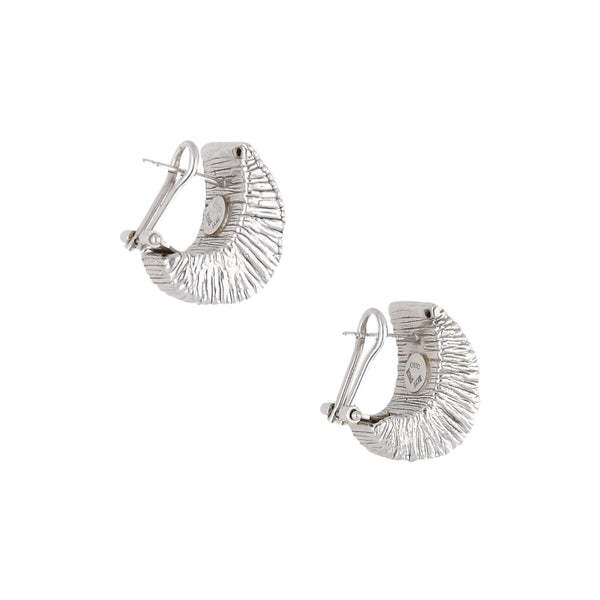 Aretes huecos estriados en oro blanco 14 kilates.