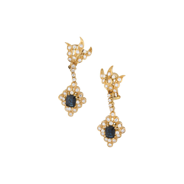 Aretes calados con colgantes, diamantes y zafiros en oro amarillo 18 kilates.