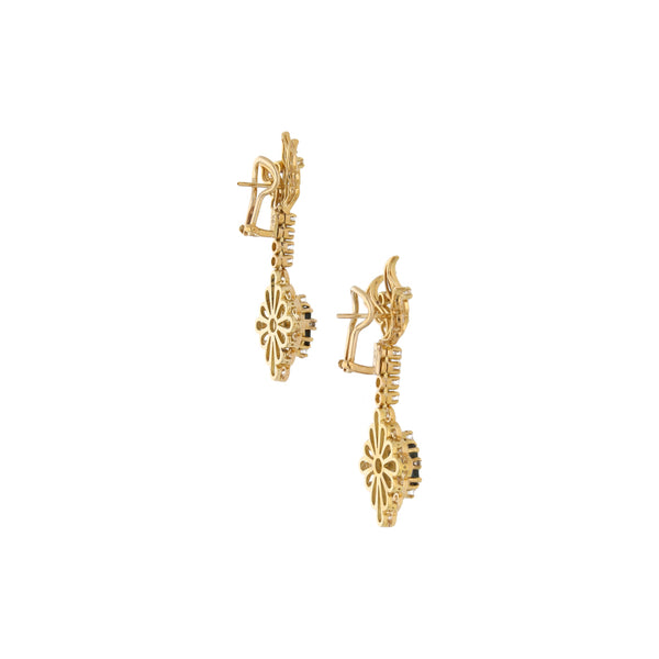 Aretes calados con colgantes, diamantes y zafiros en oro amarillo 18 kilates.