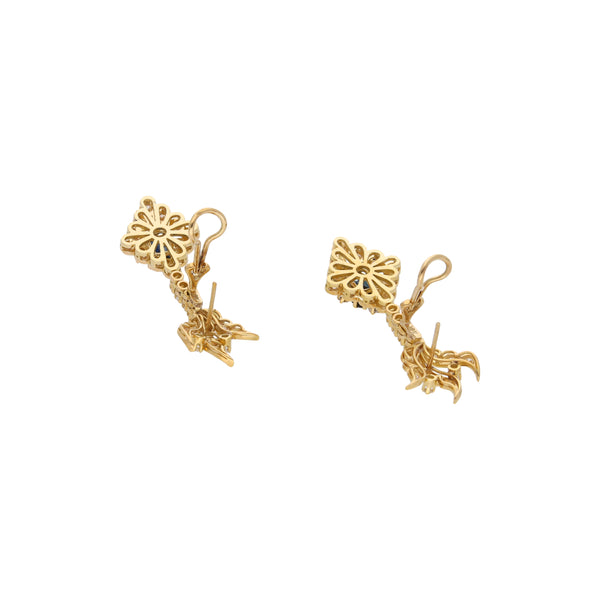 Aretes calados con colgantes, diamantes y zafiros en oro amarillo 18 kilates.