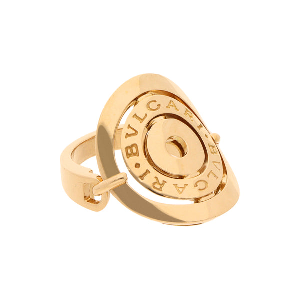 Anillo calado firma Bvlgari en oro amarillo 18 kilates.