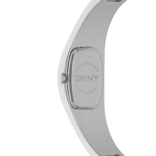 Reloj DKNY para dama en acero inoxidable.