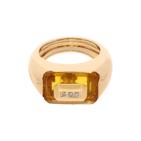 Anillo tipo sello con diamantes y sintético en oro amarillo 14 kilates.