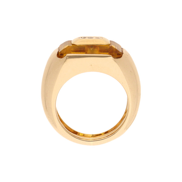 Anillo tipo sello con diamantes y sintético en oro amarillo 14 kilates.