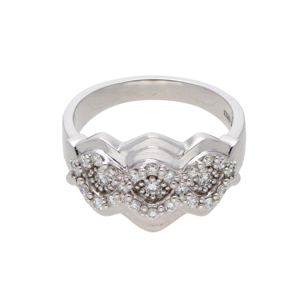 Anillo estilizado con diamantes en oro blanco 14 kilates.