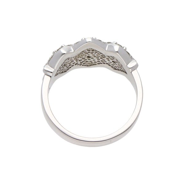 Anillo estilizado con diamantes en oro blanco 14 kilates.