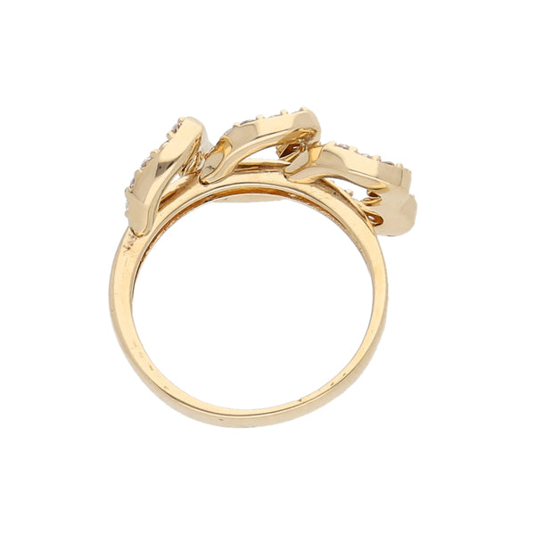 Anillo liso con aplicaciones motivo corazones y sintéticos en oro amarillo 14 kilates.