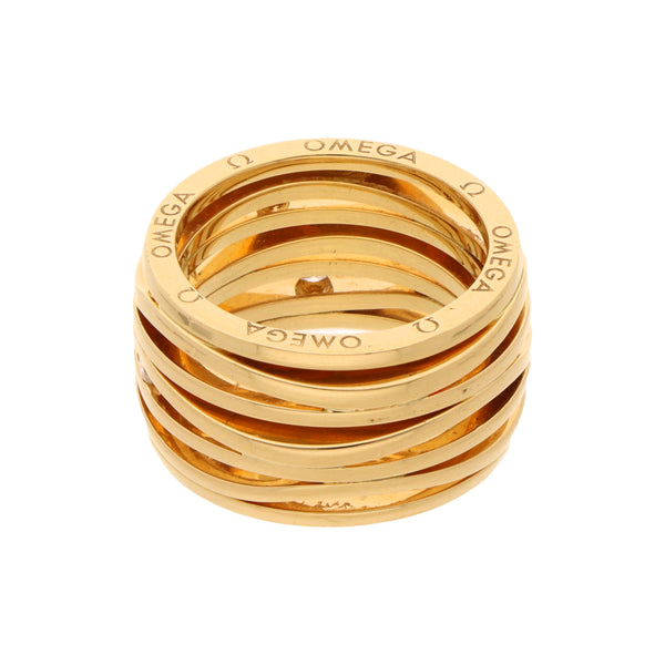 Argolla calada firma Omega con diamantes en oro amarillo 18 kilates.