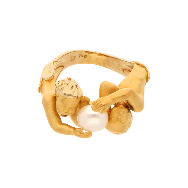 Anillo ondulado con perla firma Carrera y Carrera en oro amarillo 18 kilates.