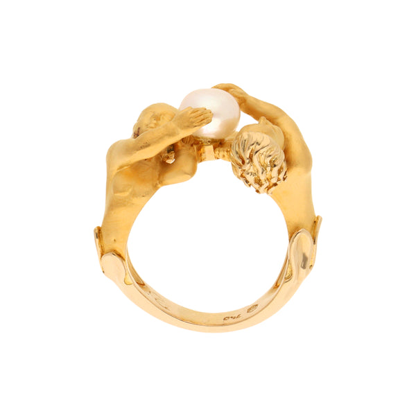 Anillo ondulado con perla firma Carrera y Carrera en oro amarillo 18 kilates.