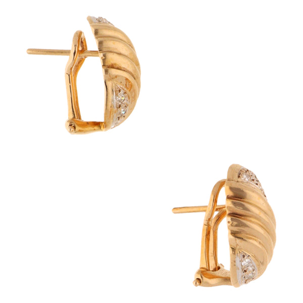 Aretes acanalados con diamantes en oro amarillo 14 kilates.