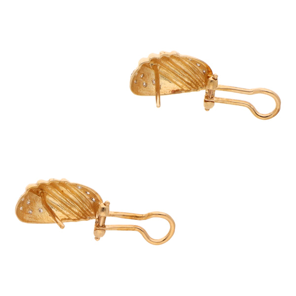 Aretes acanalados con diamantes en oro amarillo 14 kilates.