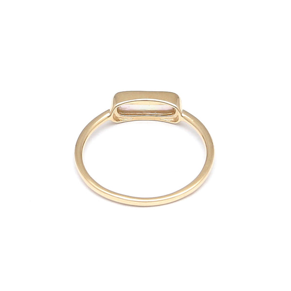 Anillo tipo sello con sintético en oro amarillo 14 kilates.