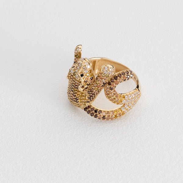 Anillo liso motivo felino con circonias y sintéticos en oro amarillo 14 kilates.