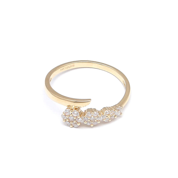 Anillo liso motivo floral con circonias en oro amarillo 14 kilates.