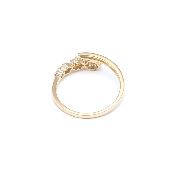 Anillo liso motivo floral con circonias en oro amarillo 14 kilates.