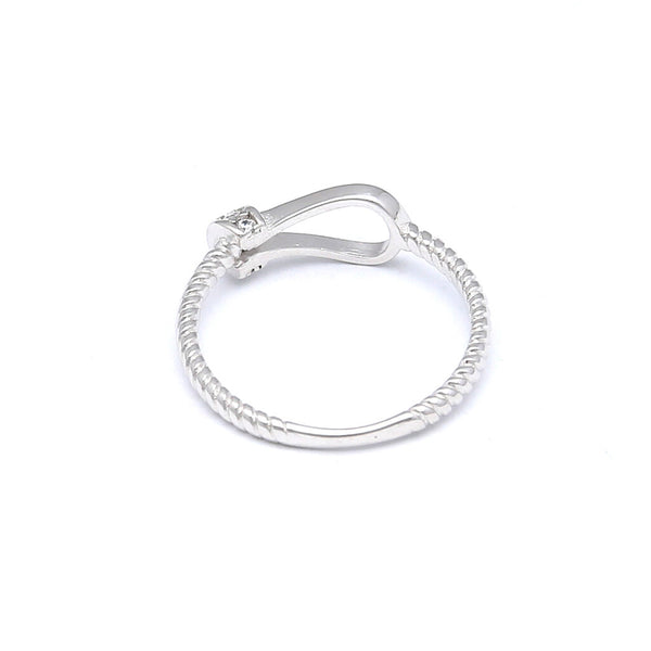 Anillo estriado calado con circonias en oro blanco 14 kilates.