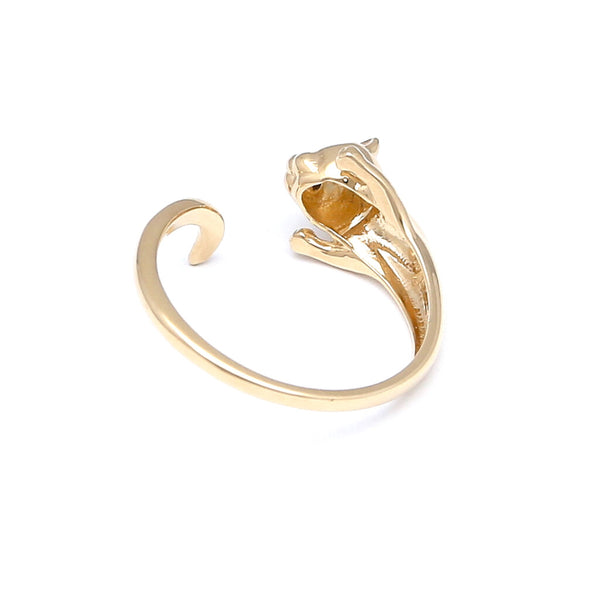 Anillo abierto motivo felino con sintéticos en oro amarillo 14 kilates.