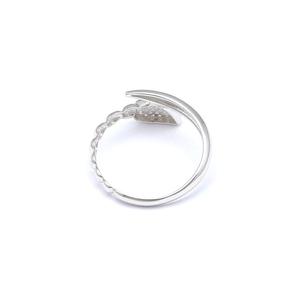 Anillo estilizado con circonias en oro blanco 14 kilates.