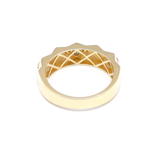 Anillo liso y facetado en oro amarillo 14 kilates.