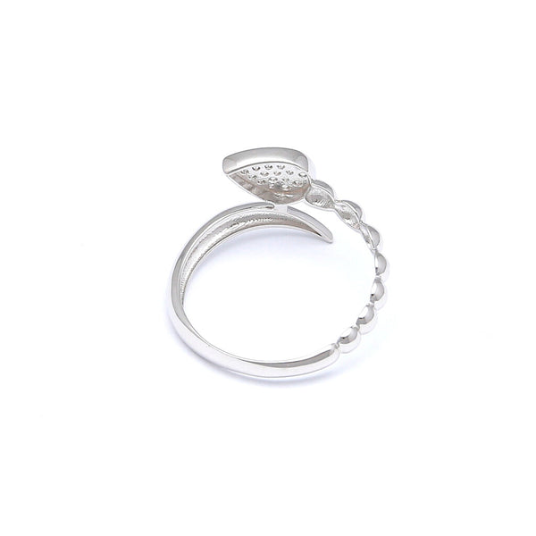 Anillo estilizado con circonias en oro blanco 14 kilates.