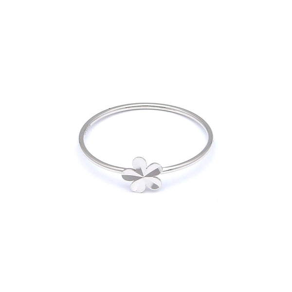 Anillo liso motivo floral en oro blanco 14 kilates.