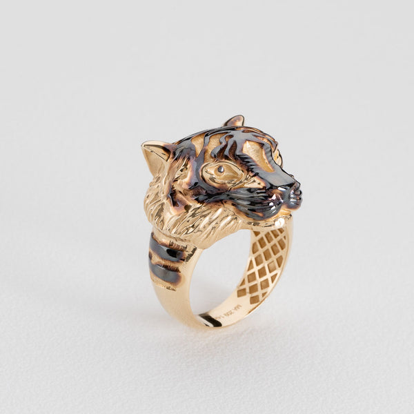 Anillo hueco calado motivo felino con esmalte en oro amarillo 14 kilates.