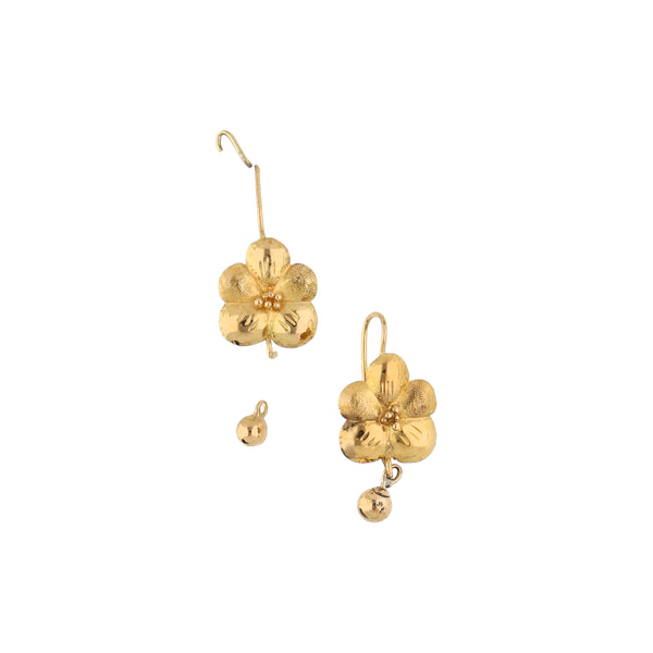 Aretes laminados motivo floral en oro amarillo 18 kilates.