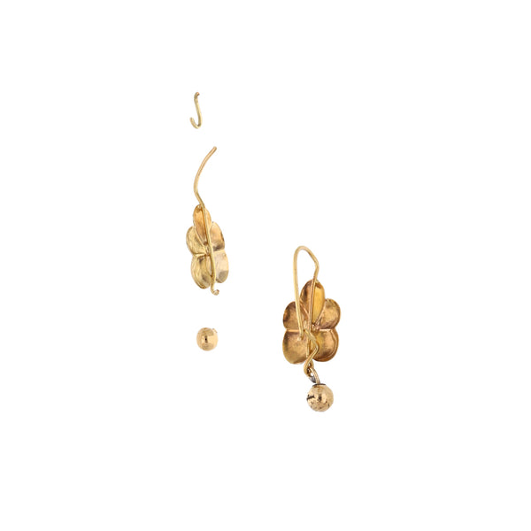 Aretes laminados motivo floral en oro amarillo 18 kilates.