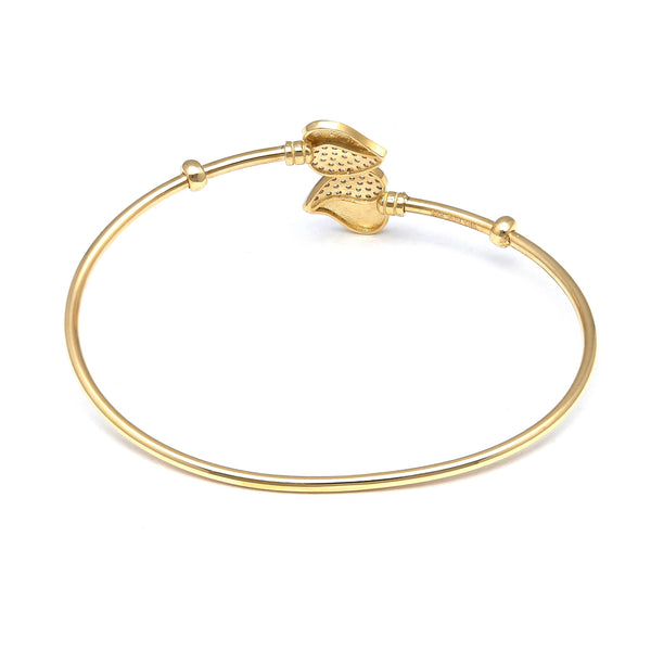 Pulsera ovalada abierta motivo corazones con circonias en oro amarillo 14 kilates.