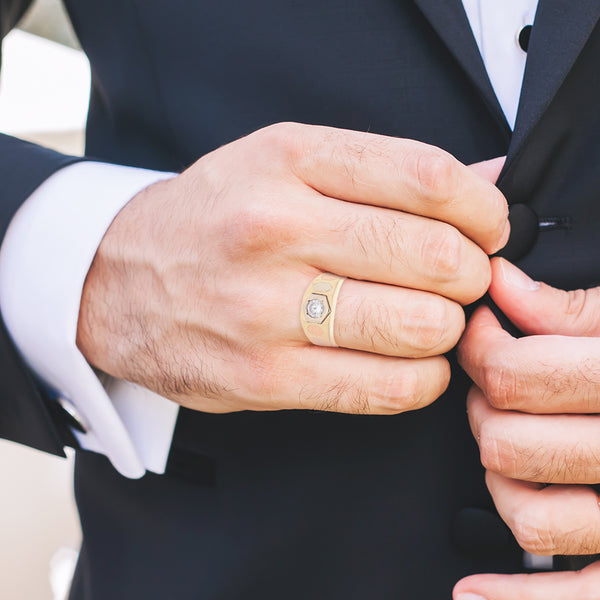 Anillo diseño especial con circonia en oro tres tonos 14 kilates.