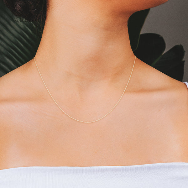 Collar eslabón torzal y aretes en oro amarillo 14 kilates.