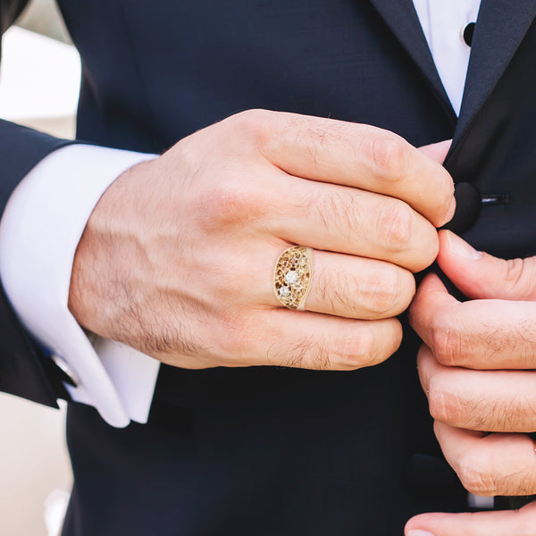 Anillo calado con circonias en oro amarillo y cruz calada en oro dos tonos 14 kilates.