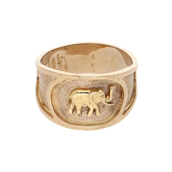 Anillo martillado con aplicación motivo elefante en oro amarillo 14 kilates.