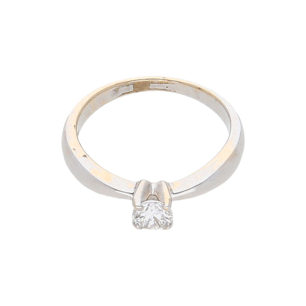 Anillo solitario con diamante en oro blanco 18 kilates.