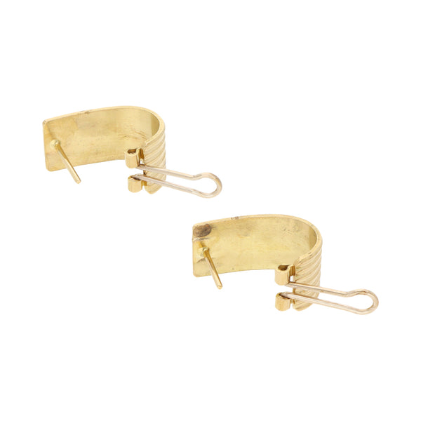 Aretes acanalados en oro amarillo 18 kilates.