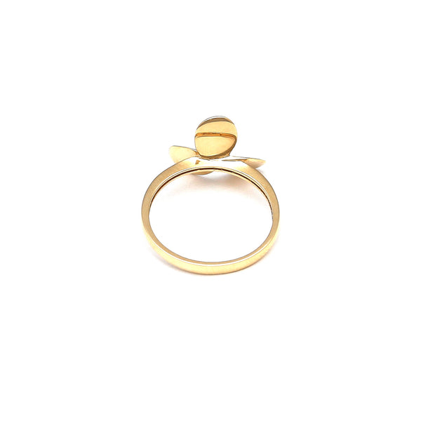 Anillo estilizado motivo floral con circonia en oro amarillo 14 kilates.