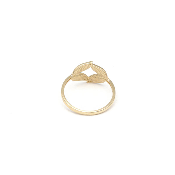 Anillo calado motivo hojas en oro amarillo 14 kilates.