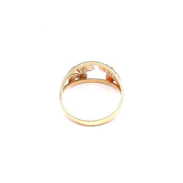 Anillo calado motivo floral en oro tres tonos 14 kilates.