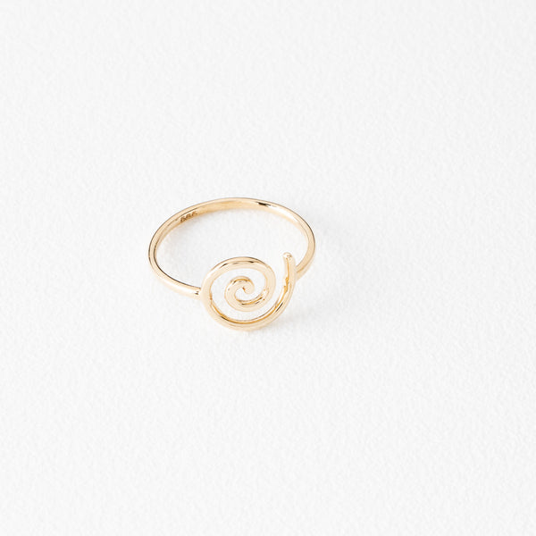 Anillo calado motivo espiral en oro amarillo 14 kilates.