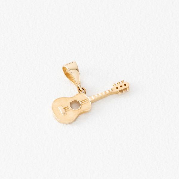 Dije calado motivo guitarra en oro amarillo 14 kilates.