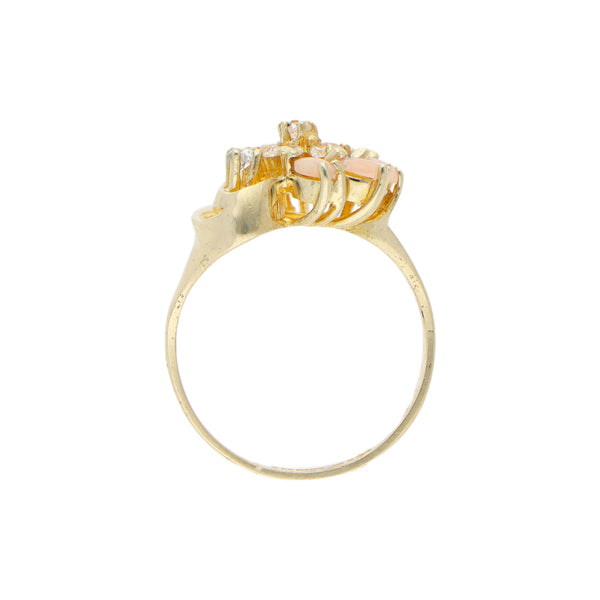 Anillo calado con circonias y corales en oro amarillo 14 kilates.