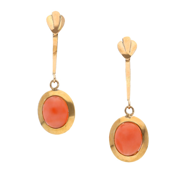 Aretes diseño especial con colgantes y coral en oro amarillo 14 kilates.