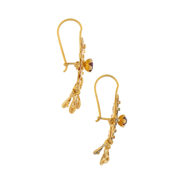 Aretes calados con sintéticos en oro amarillo 8 kilates.